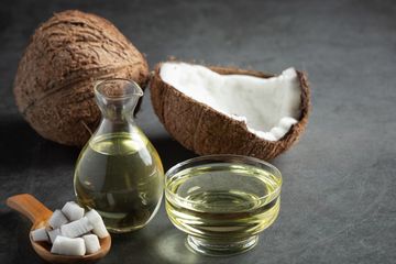 Minyak kelapa membantu mengatasi rambut beruban dan rambut rontok.