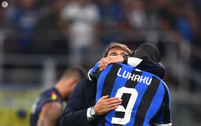 Pelatih Inter Milan, Antonio Conte, memeluk Romelu Lukaku seusai laga Liga Italia melawan Lecce di Stadion Giuseppe Meazza, Senin (26/8/2019).
