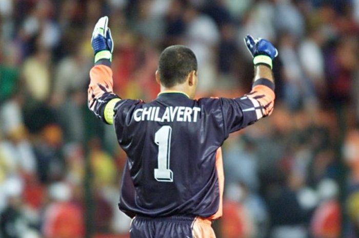 Kiper Paraguay, Jose Luis Chilavert, merayakan kemenangan Paraguay atas Spanyol di laga Grup D Piala