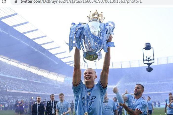 Erling Haaland mengangkat trofi Liga Inggris dalam perayaan gelar juara Premier League Manchester City