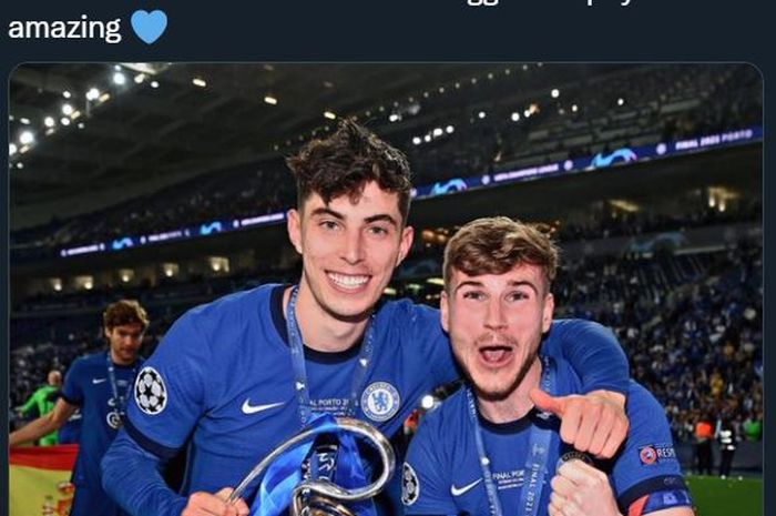 Timo Werner (kanan) dan Kai Havertz berpose dengan trofi juara Liga Champions milik Chelsea.