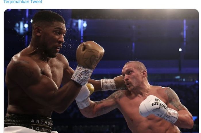 Momen duel  pertama antara Anthony Joshua (kiri) dan Oleksandr Usyk yang mentas pada 25 September 2021.