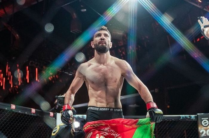 Javid Basharat, jagoan MMA asal Afghanistan yang mendapatkan komentar tak mengenakan dari petarung Israel, Oron Kahlon pada ajang pencarian bakat jagoan UFC, DWCS 45.
