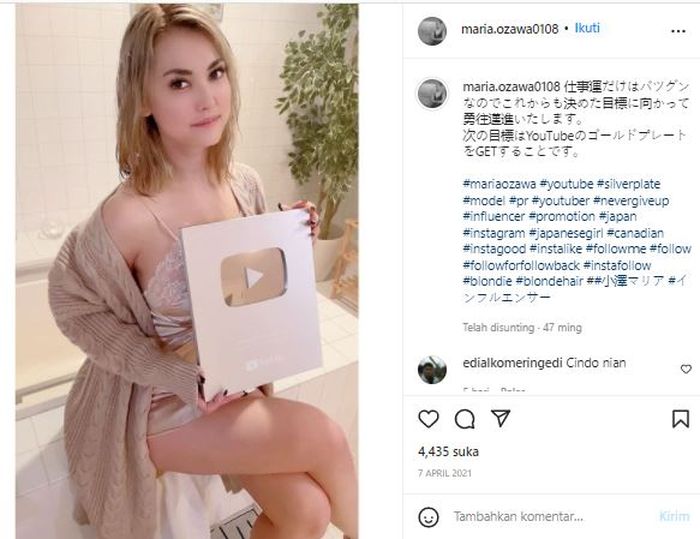 Maria Ozawa pamer silver play button yang didapatnya dari menjadi seorang YouTuber
