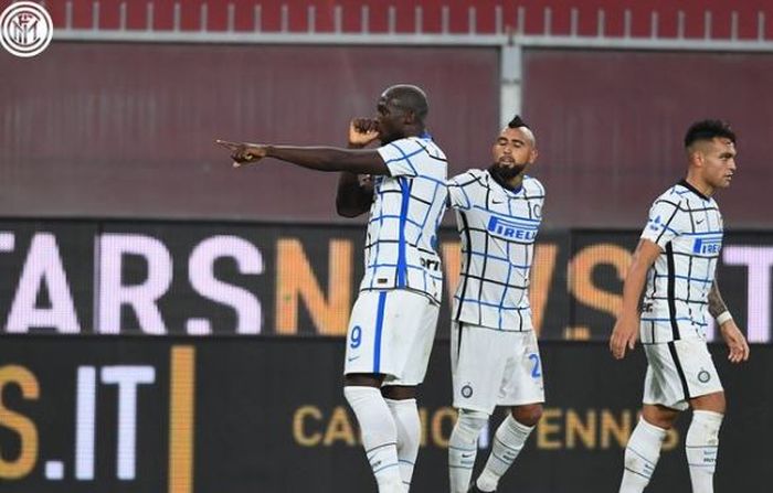 Striker Inter Milan, Romelu Lukaku, merayakan gol yang dicetak ke gawang Genoa dalam laga Liga Italia di Stadion Luigi Ferraris, Sabtu (24/10/2020).