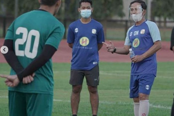Pelatih Barito Putera, Djajang Nurdjaman saat memimpin anak asuhnya berlatih