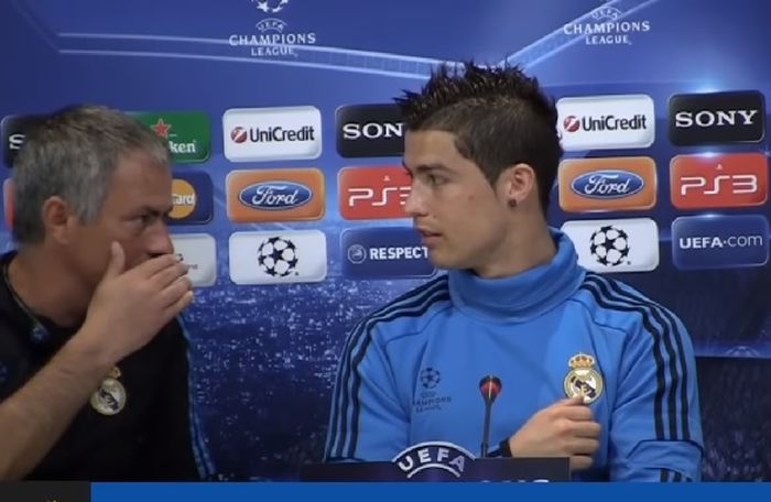 Pelatih Real Madrid, Jose Mourinho, berbicara dengan Cristiano Ronaldo.