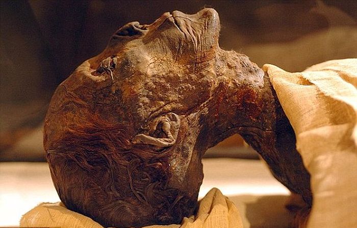 Tempat peristirahatan sederhana Hatshepsut ditemukan oleh Howard Carter, yang terkenal mengungkap kuburan Tutankhamun.

