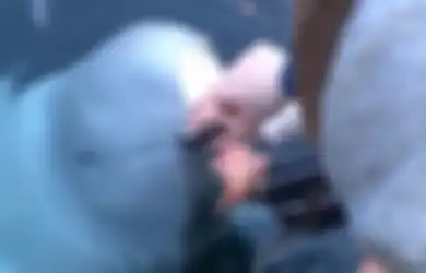 (Video) Membelot dari Latihan Militer Rusia, Paus Ini Kembalikan Ponsel Wanita yang Jatuh di Laut
