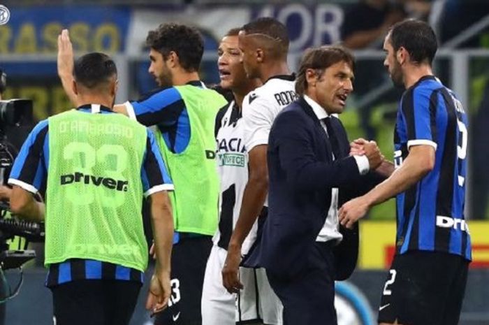 Pelatih Inter Milan, Antonio Conte, menyalam Diego Godin (kanan) seusai laga Liga Italia melawan Udinese di Stadion Giuseppe Meazza, Sabtu (14/9/2019).