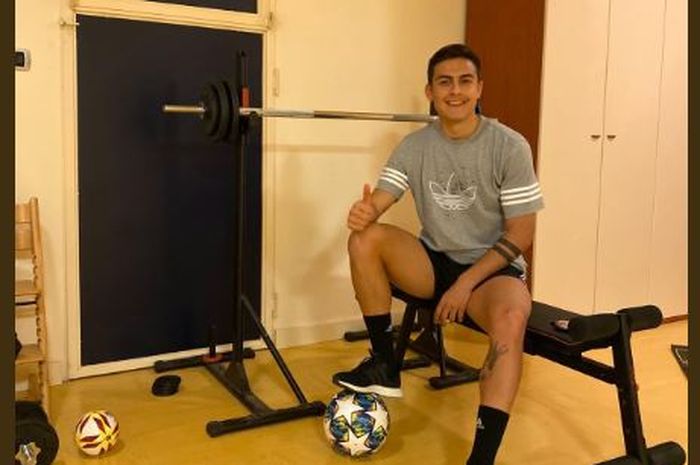 Penyerang Juventus, Paulo Dybala, tetap berlatih dalam masa isolasi di rumah.