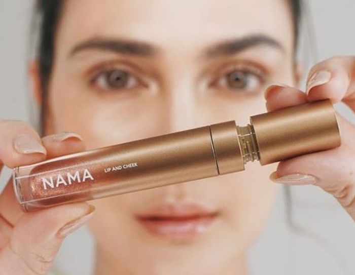 Luna Maya saat mengendorse makeup milik brandnya sendiri.
