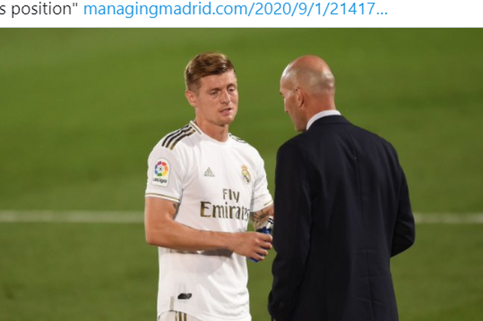 Zinedine Zidane (kiri) dan Toni Kroos saat berdiskusi di tengah pertandingan.