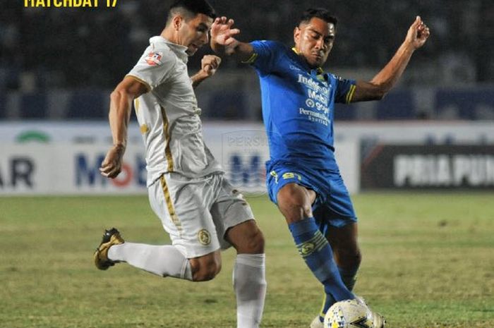 Aksi pemain Persib Bandung, Omid Nazari (kanan), mengahalau bola dari kaki gelandang PSS, Brian Ferreira (kiri), pada laga pekan ke-17 Liga 1 2019 di Stadion Si Jalak Harupat, Soreang, Kabupaten Bandung, Jumat (30/8/2019).