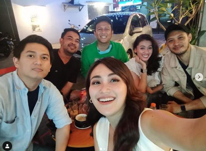 Potret kebersamaan Ayu Ting Ting dengan Adit Jayusman (kiri depan)