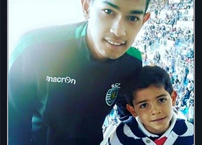 Martunis (kiri) berpose dengan anak Cristiano Ronaldo, Cristiano Ronaldo Junior.