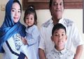 Kunjungi Pusara Sang Ayah, Putri Kecil Didi Kempot Lakukan Ini Sembari Kuatkan Yan Vellia: 'Biar Papa Cepat Sembuh...'