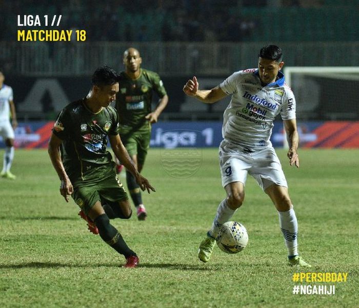 Pemain Persib Bandung, Esteban Vizcarra (kanan), berduel dengan pemain PS Tira-Persikabo, Munadi (kiri), pada partai pekan ke-18 Liga 1 2019 di Stadion Pakansari, Cibinong, Bogor, Selasa (14/9/2019).