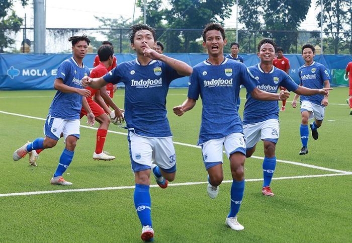 Pemain PERSIB U-18 merayakan gol kedua yang dicetak M. Adzikry Fadillah ke gawang Persija di Lapangan Sabilulungan Kabupaten Bandung, Senin, 22 November 2021