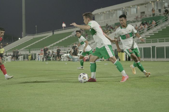 Egy Maulana Vikri, dalam laga uji coba timnas Indonesia vs Oman, di Stadion The Seven's, Dubai, Uni Emirate Arab, pada Sabtu (29/5/2021).