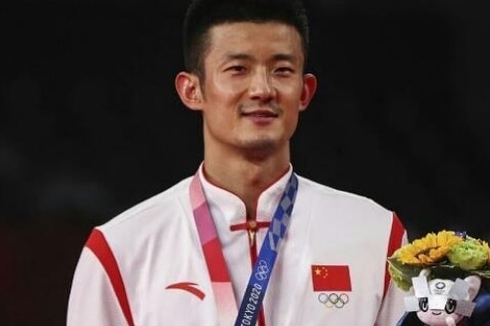Tunggal putra China, Chen Long berpose dengan medali perak yang diraihnya di Olimpiade Tokyo 2020.