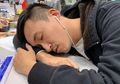 Pria Ini Mendadak Tuli Setelah Tidur Dengan Earphone: Ternyata Ini Bahaya Tidur Menggunakan Earphone