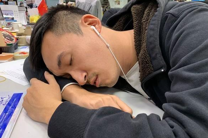 Ketika sedang tidur, sebagian orang suka menggunakan earphone dan lupa melepaskannya hingga tertidur.