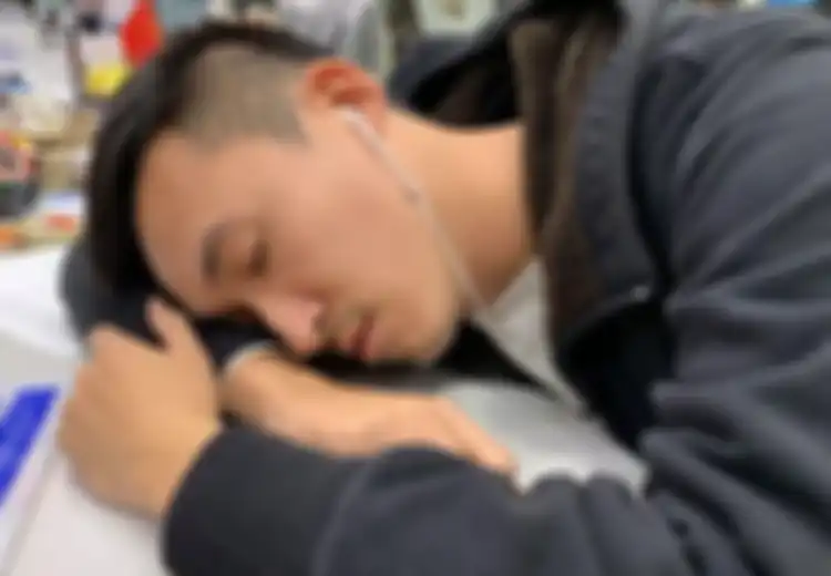 Pria Ini Mendadak Tuli Setelah Tidur Dengan Earphone: Ternyata Ini Bahaya Tidur Menggunakan Earphone
