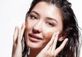 Perbedaan Physical Exfoliator dan Chemical Exfoliator, Wajib Tahu!