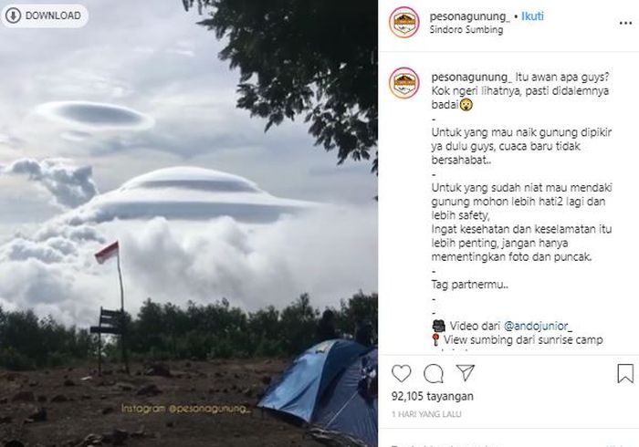 Fenomena Gunung Sumbing dengan awan bertingkat.