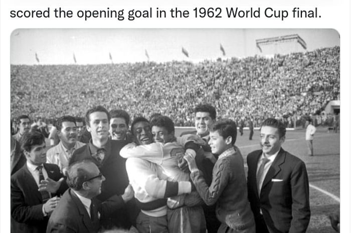 Legenda timnas Brasil, Pele, memeluk erat Amarildo setelah jadi pahlawan kemenangan di Piala Dunia 1962.