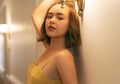 Istri Sultan Ikatan Cinta Sudah Kembali, Intip Harga Mini Dress yang Dikenakan Andin Saat Pemotretan Keluarga Alfahri!