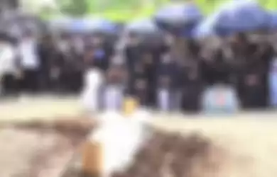 Prosesi pemakaman Emmeril Kahn Mumtadz atau Eril di Cimaung, Jawa Barat, Senin (13/6/2022)