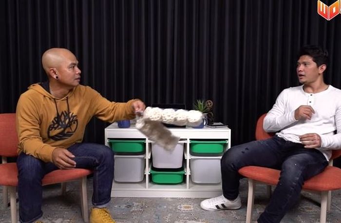 Wendy Cagur saat memperlihatkan krupuk yang membuat Iko Uwais takut