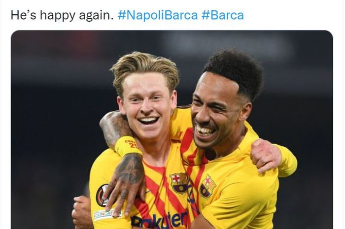 Pierre-Emerick Aubameyang (kanan) bersama Frenkie de Jong merayakan gol Barcelona ke gawang Napoli di play-off Liga Europa.