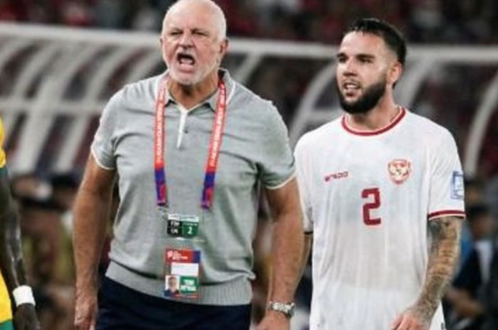 Pelatih Timnas Australia Graham Arnold berteriak marah-marah di samping Calvin Verdonk saat menghadapi Timnas Indonesia dalam Putaran Ketiga Kualifikasi Piala Dunia 2026 di Stadion Utama GBK, Jakarta, Selasa (10/9/2024).