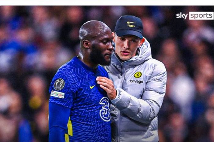 Pelatih Chelsea, Thomas Tuchel, saat berbicara dengan Romelu Lukaku.