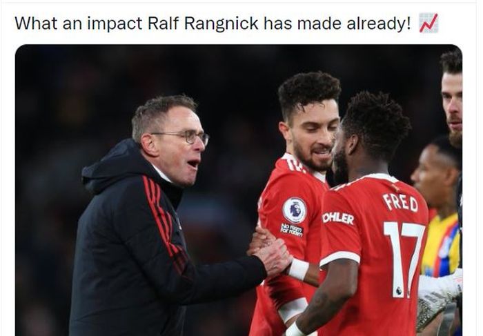 Ralf Rangnick bersalaman dengan Fred usai laga Manchester United vs Crystal Palace di Liga Inggris (5/12/2021).