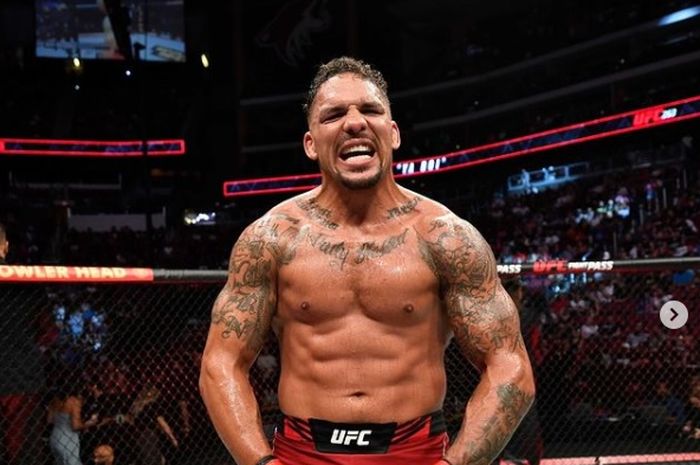 Jagoan kelas berat ringan UFC Eryk Anders berhasil menyelesaikan perseteruannya dengan Darren Stewart melalui kemenantan mutlak keputusan juri di UFC 263 (13/6/2021)