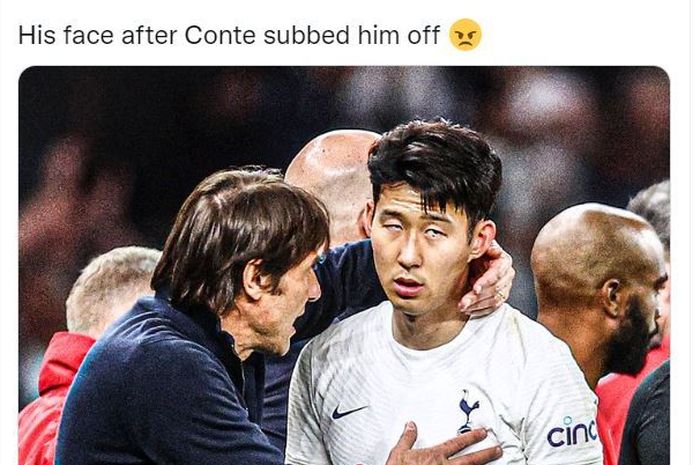 Reaksi kesal Son Heung-min saat ditarik keluar Antonio Conte dalam duel Liga Inggris antara Tottenham Hotspur vs Arsenal di London, Kamis (12/5/2022).