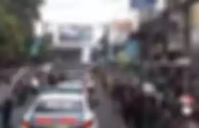 Romobongan Mobil Jenazah Putra Ridwan Kamil Menuju Pemakaman saatt melewati jalanan kota Bandung.