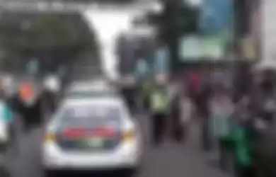 Mobil Jenazah Putra Ridwan Kamil Menuju Pemakaman saat melewati jalanan kota Bandung.