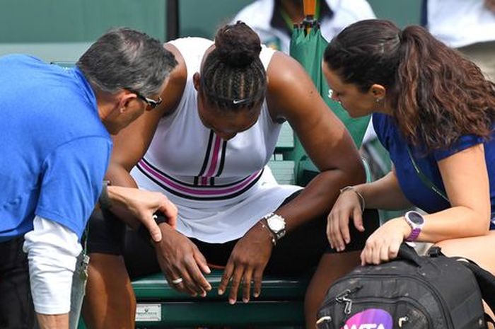 Petenis putri asal Amerika Serikat, Serena Williams, saat meminta break di sela pertandingan melawan Garbine Muguruza (Spanyol) pada babak ketiga turnamen BNP Paribas Open 2019, (10/3/2019).