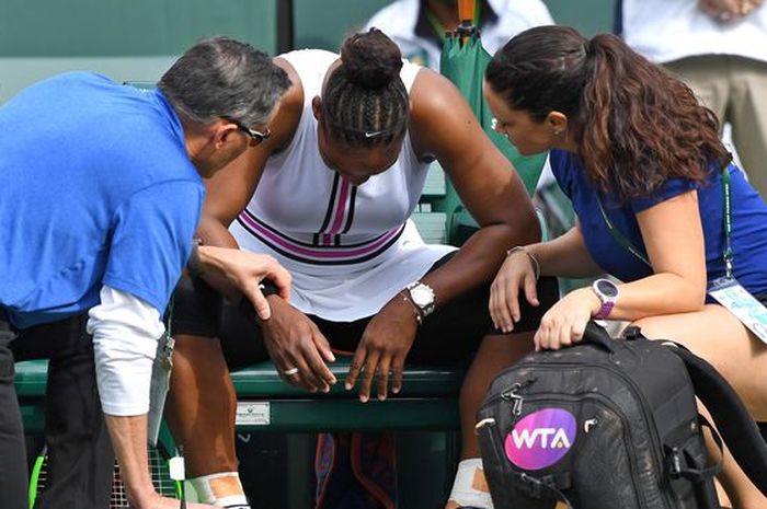 Petenis putri asal Amerika Serikat, Serena Williams, saat meminta break di sela pertandingan melawan Garbine Muguruza (Spanyol) pada babak ketiga turnamen BNP Paribas Open 2019, (10/3/2019).