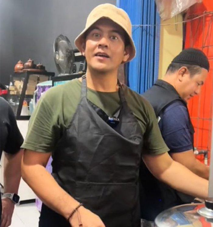 Kehidupan aktor sinetron kolosal, tak malu jualan tahu bakso, buat dan layani pembeli langsung.   