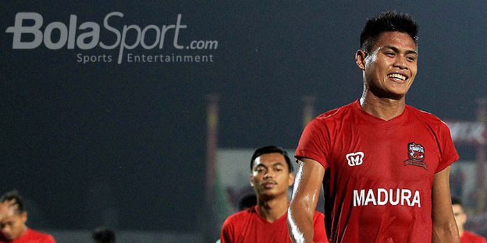 Kapten Madura United, Fachruddin Wahyudi Aryanto, usai melakukan pemanasan menjelang laga pekan ke-1