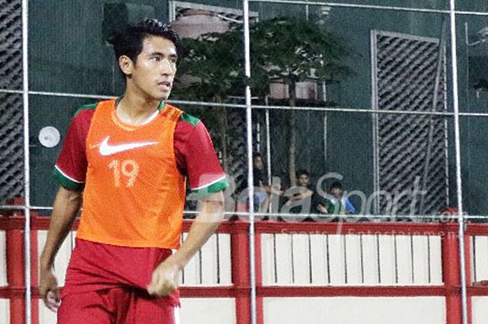  Gelandang Timnas U-23 Indonesia, Hanif Sjahbandi, melakukan pemanasan di laga uji coba melawan Timn