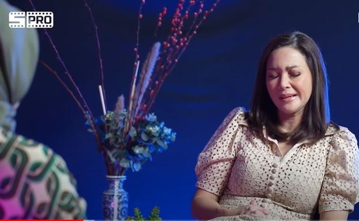 Maia Estianty saat menceritakan alasan menjaga jarak dengan Ahmad Dhani dan Mulan Jameela