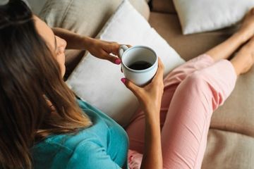Minum secangkir kopi setiap pagi ternyata bisa bantu hindari batu ginjal.