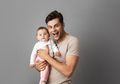 Jadi Cinta Pertama Bagi Anak Perempuan, Begini Seharusnya Dads Jadi #AyahSIAP untuk Bayi Perempuan yang Baru Lahir